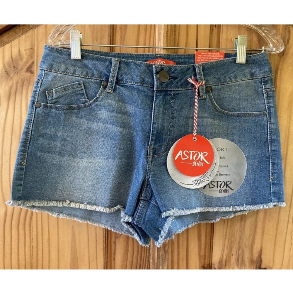 Junior’s Astor blue Distressed frayed hem jean shorts size 13 - NWT